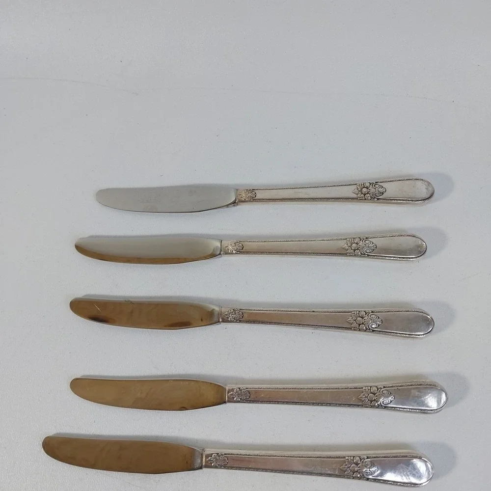 8 Vintage 1847 Rogers Brothers Silver Plated‎ Adoration Dinner Knives